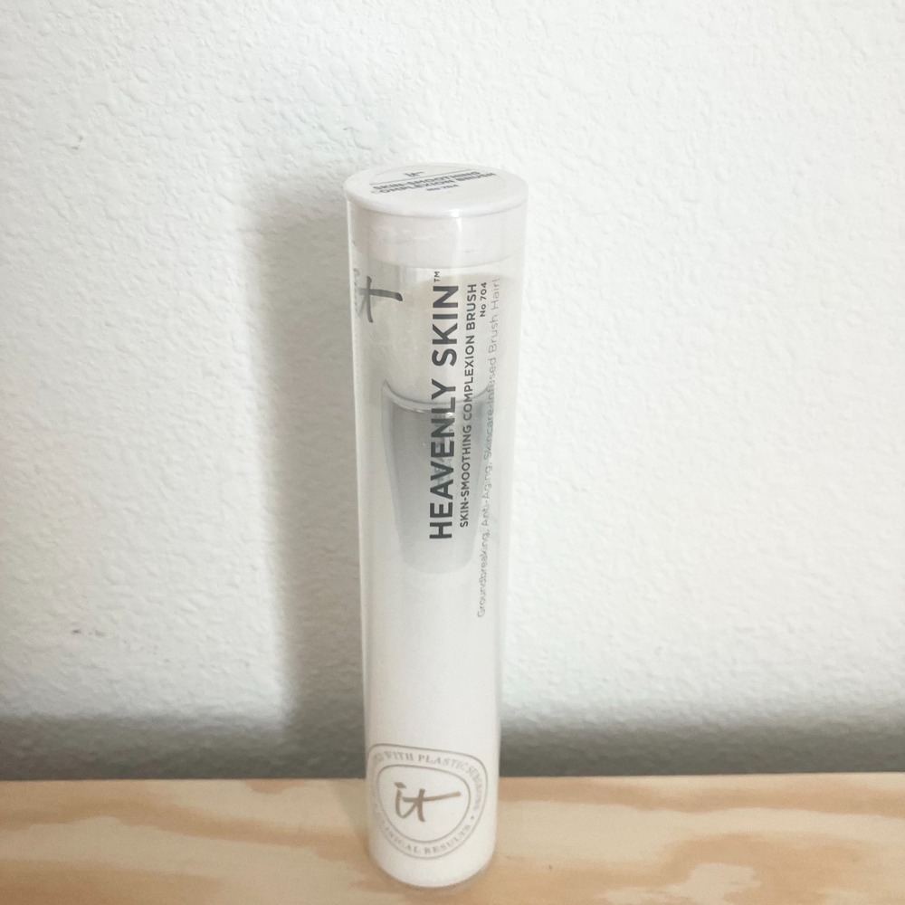 IT Cosmetics Heavenly Skin Skin-Smoothing Complexion Brush No 704 New